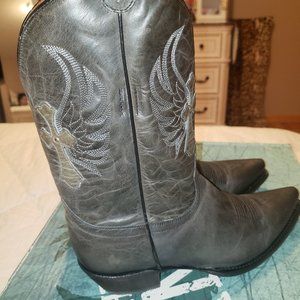 Gray Heeled Boots with Wing Embroidery